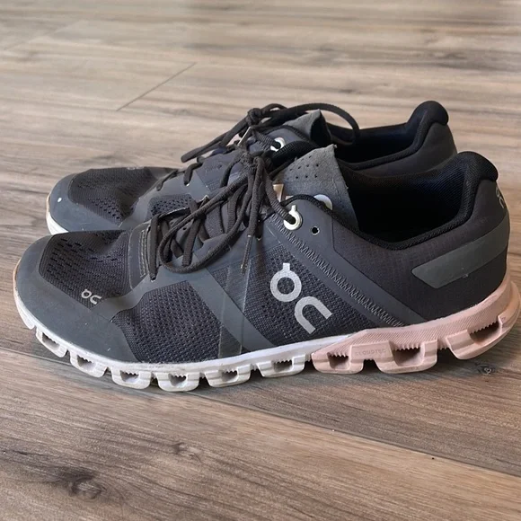 on cloud flow sneakers - Picture 4 of 7